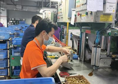 赣州开发区党务公开网-- 赣州经开区党工委作风建设专题分析会暨“七个有之”专项治理工作会议召开 - 赣州经开区第三季度政企圆桌会暨新材料上下游产品对接交流会举行 - “甘霖行动”引活水 保障生产解民忧 - 胡昊:加强国资系统监管,以勤廉建设引领国有企业做强做优做大 - 【党风廉政建设】凤岗镇:编印警示录 让廉政教育入脑入心 - 本区资讯