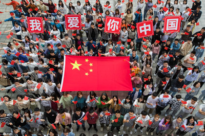 我与国旗合个影祝福祖国妈妈“生日快乐”