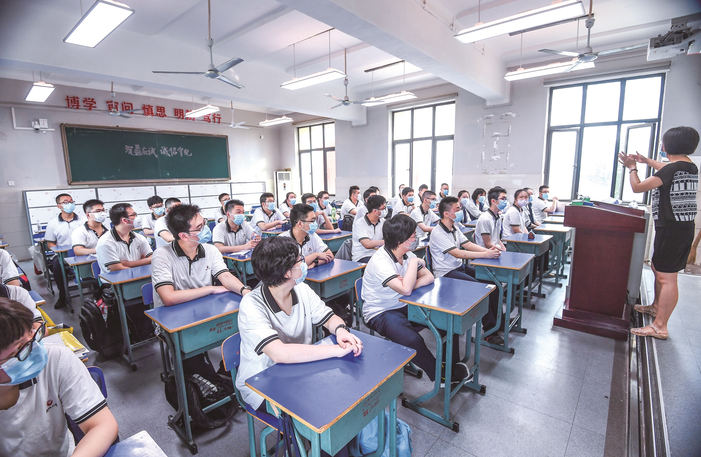 武汉高一高二学子重返校园 教育步入常态化新阶段